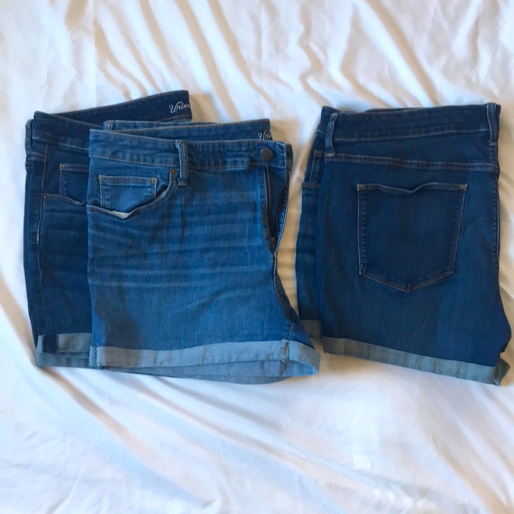 Like new, 3 Pair Universal Thread SZ 20W jean short